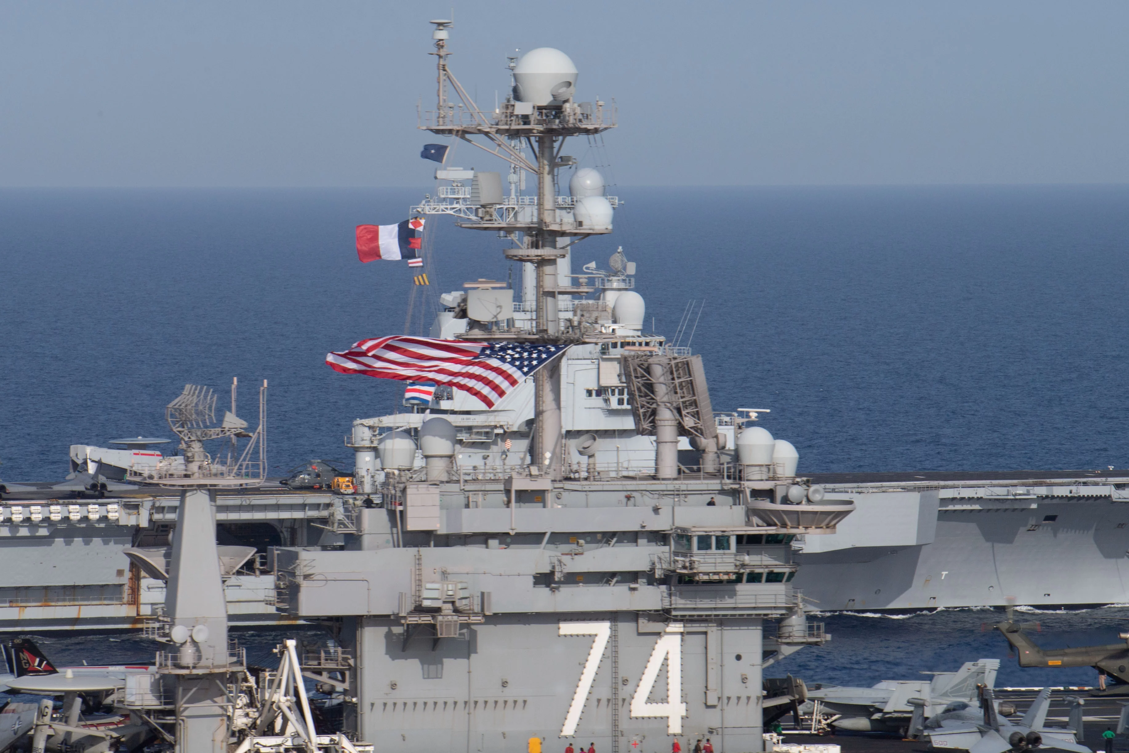 Les porte-avions USS John C. Stennis et Charles de Gaulle