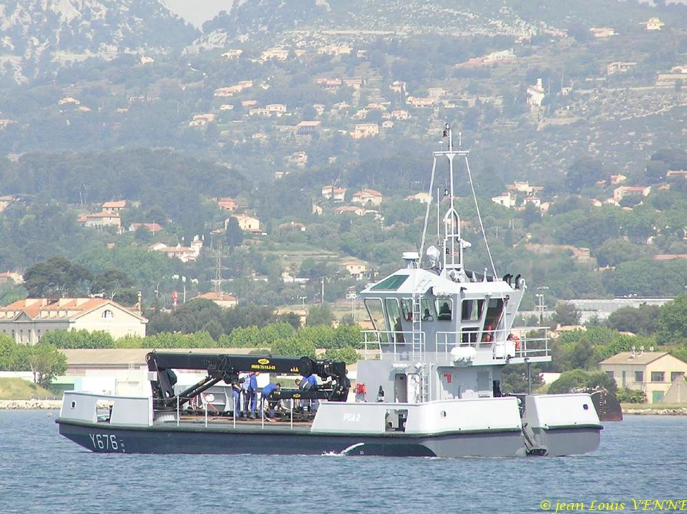 Un des nouveaux pontons-grues de la marine nationale