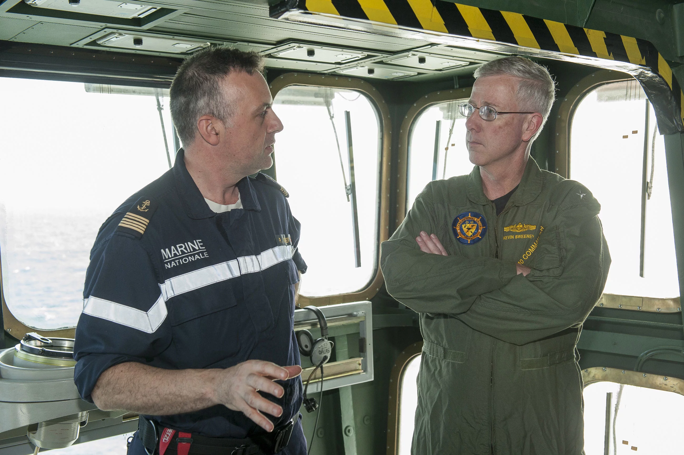 Le commandant du porte-avions Charles de Gaulle aux côtés du commandant du groupe américain