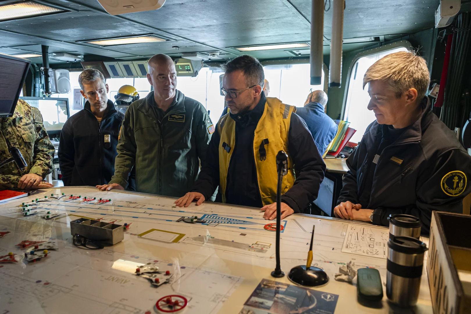Le contre-amiral américain William J. Houston se fait présenter les opérations sur le pont d'envol