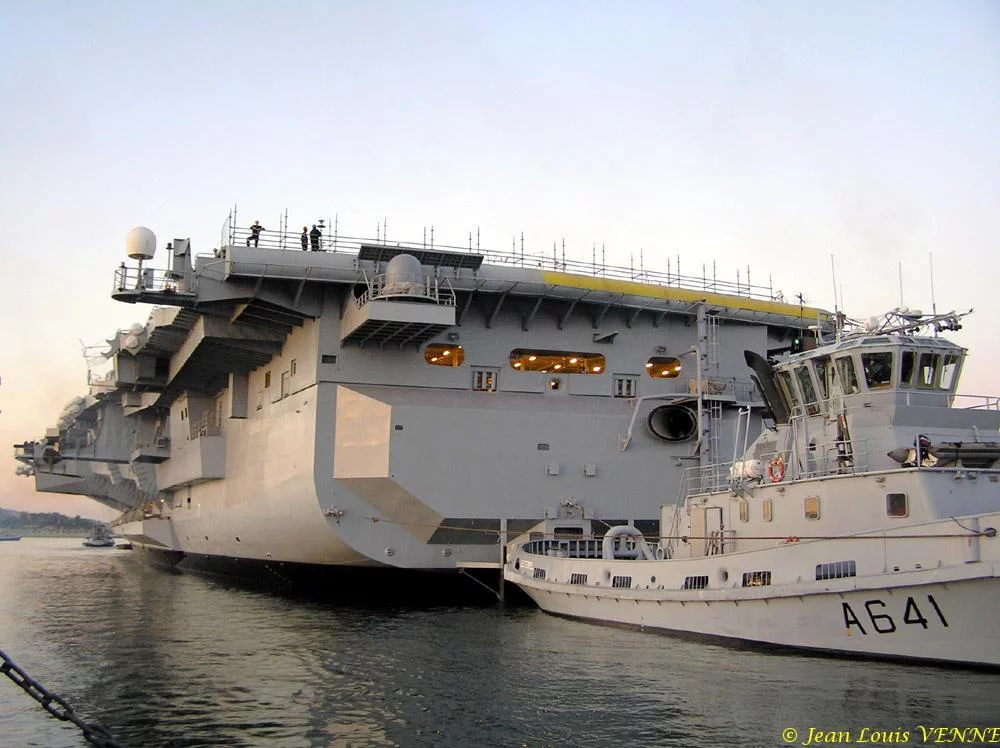 Le Charles de Gaulle sort du bassin