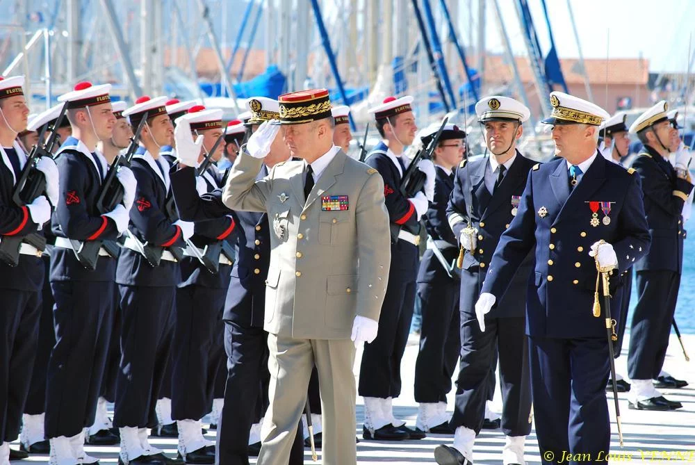 Les autorités passent le détachement d'honneur en revue