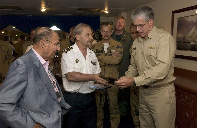 Echange de cadeaux entre les 2 amiraux