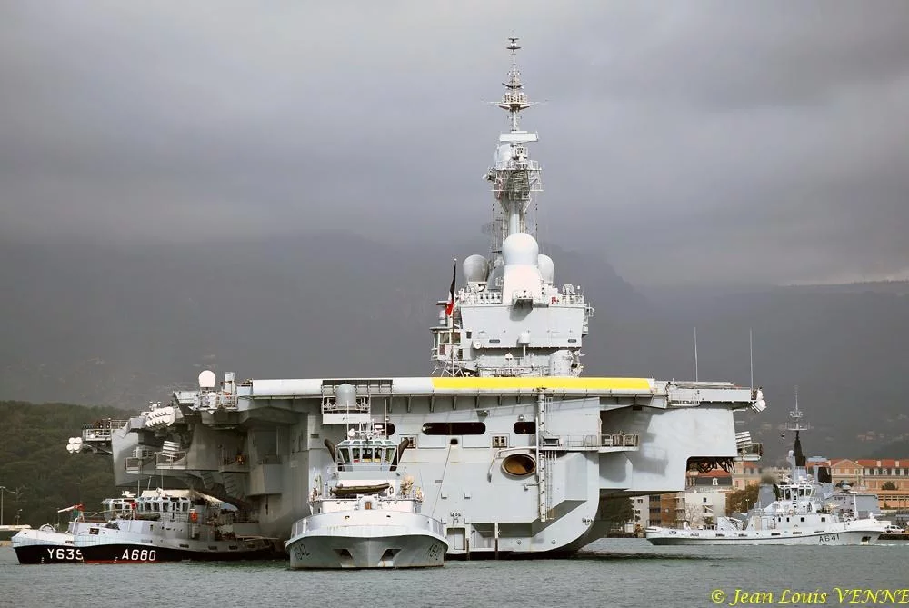 Avant l’arrivée du ministre, le Charles de Gaulle appareille