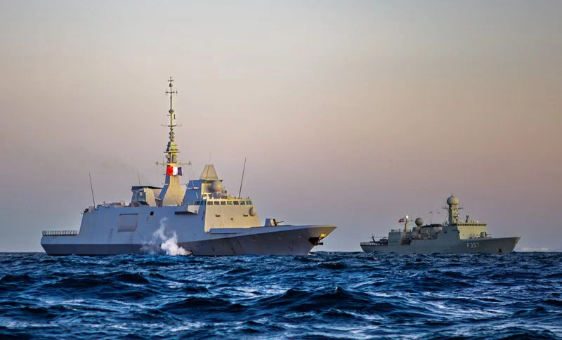 La frégate française Bretagne et le navire d’inspection danois Thetis