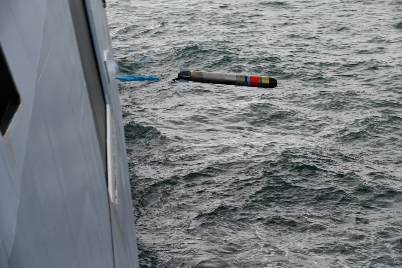 La frégate Aquitaine lance une torpille MU90