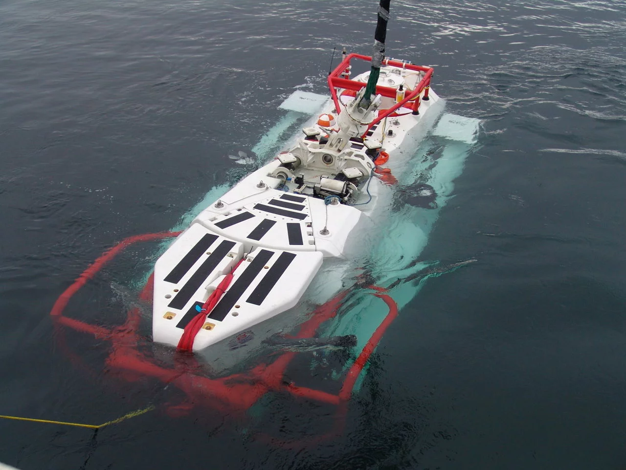 Pour la première fois en France, la DGA réalise un exercice réel de sauvetage de l'équipage d'un sous-marin en détresse en mettant en œuvre le Nato Submarine Rescue System (NSRS) 