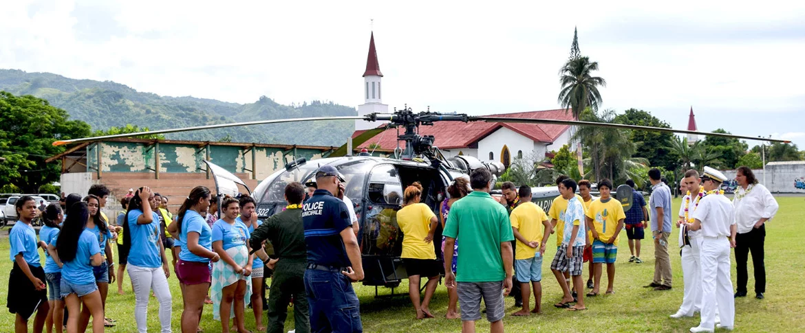 L'Alouette III du Prairial posé devant le collège de Papara