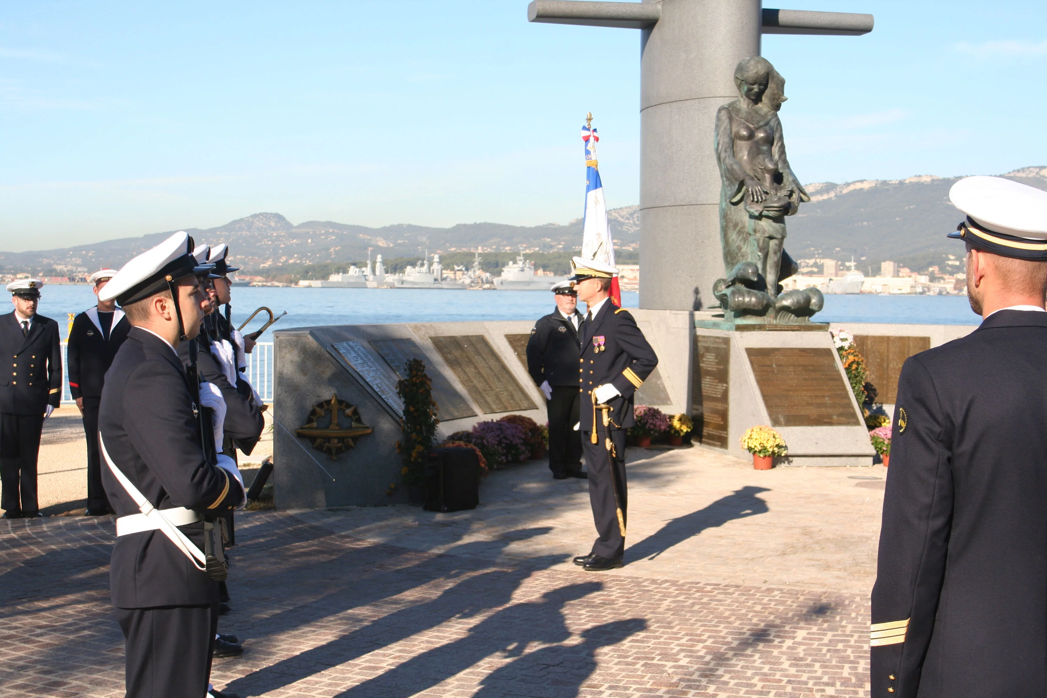 Le capitaine de corvette Cyrille Pungier inspecte la garde d'honneur