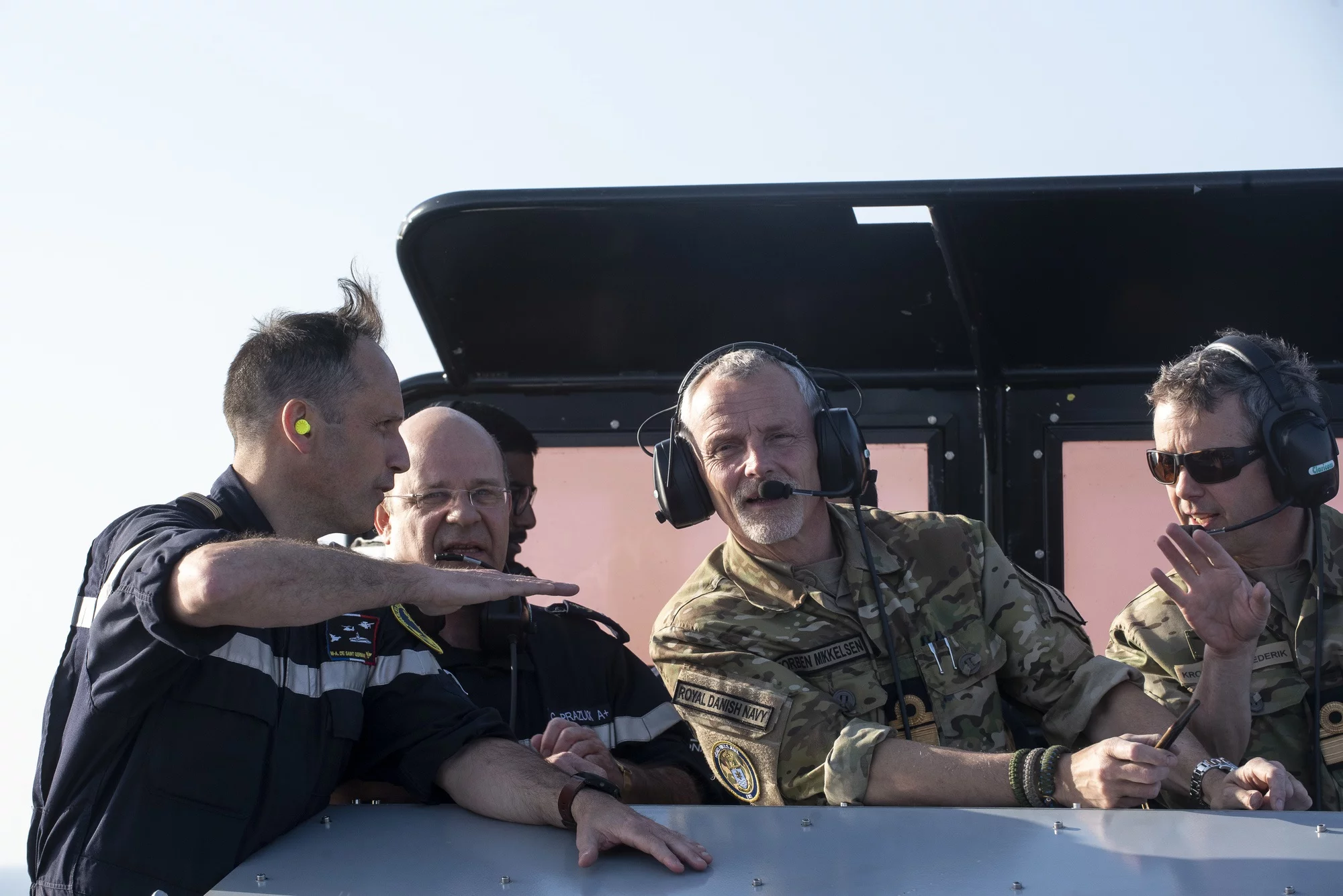 L'amiral Prazuck, l'amiral Mikkelsen et Prince héritier Frederik de Danemark à bord du Charles de Gaulle