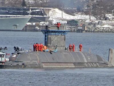 Des marins canadiens préparent le Chicoutimi pour son voyage vers la côte Est du Canada