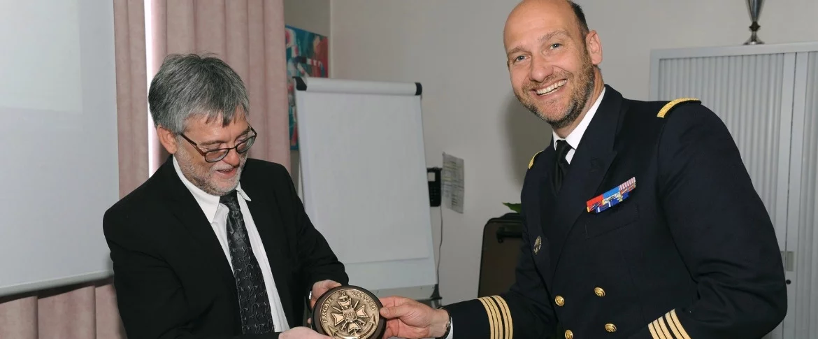 Le commandant du Cassard remet une tape de bouche au recteur d'académie