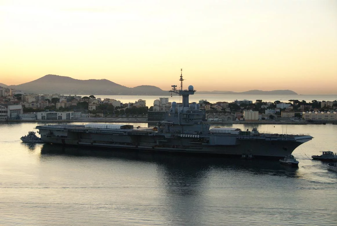 Sortie du bassin du porte-avions Charles de Gaulle
