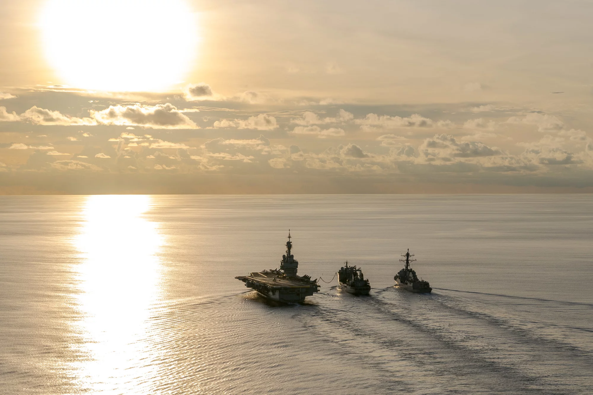 Ravitaillement à la mer du porte-avions et d'une frégate par la Marne