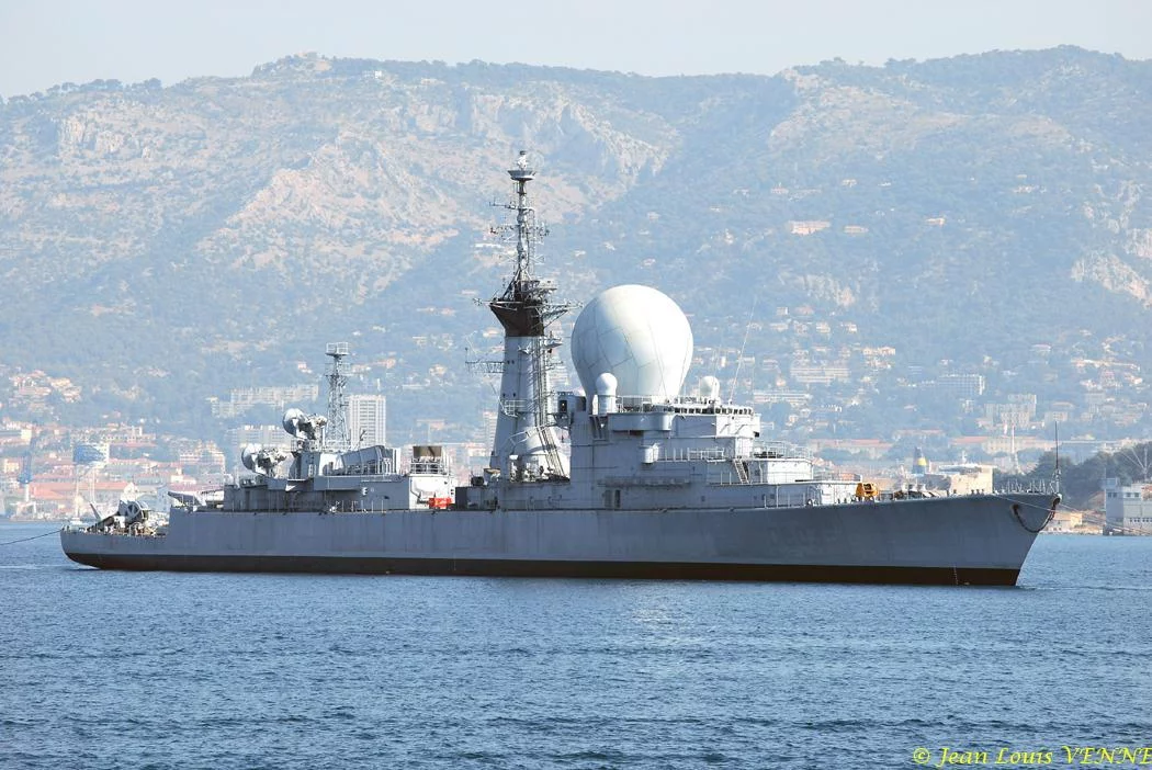 La coque de l'ex-Duquesne remorquée vers St-Mandrier