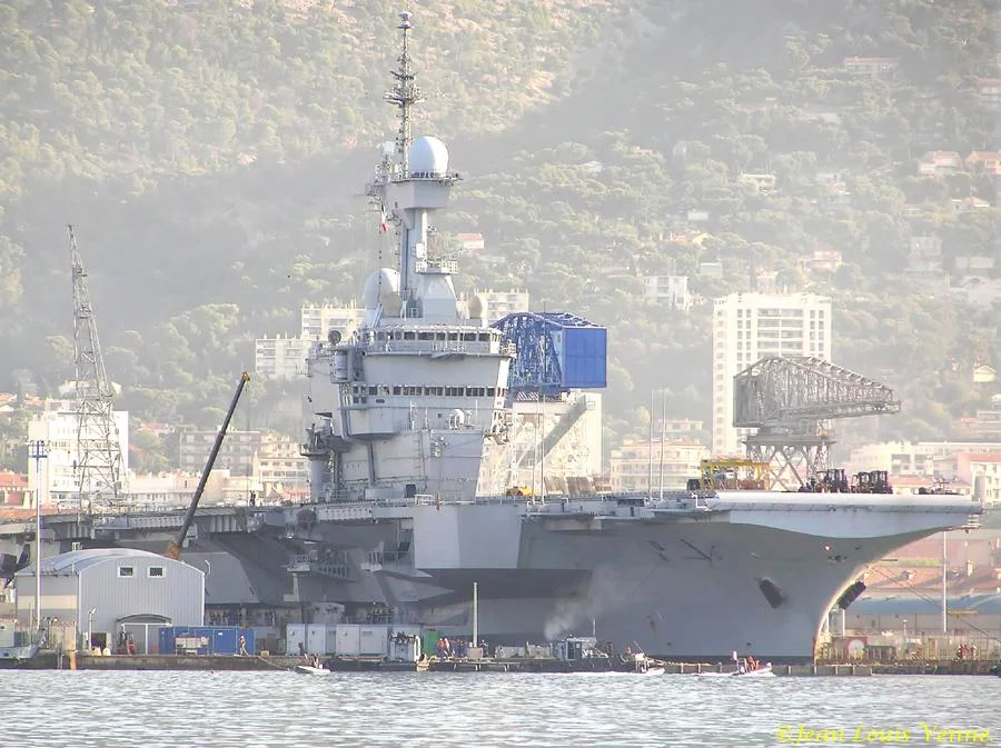 Entrée du Charles de Gaulle au bassin