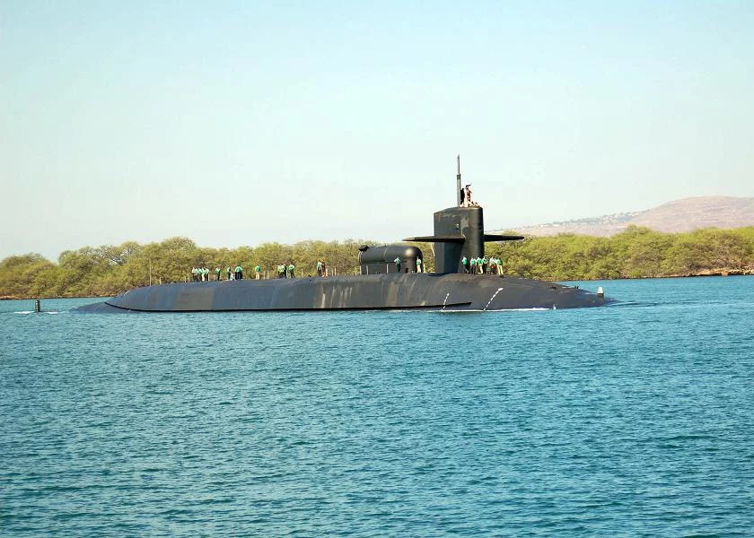 L'USS Ohio arrive Ã  Pearl Harbor