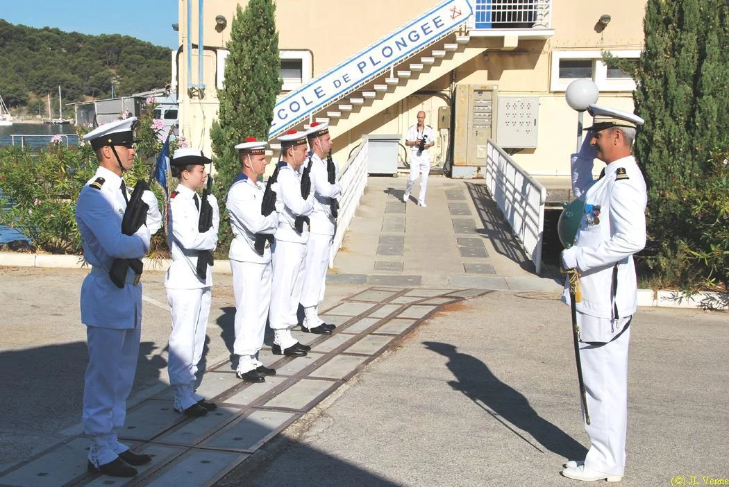 L'ancien commandant, le CF Fiévet, passe la garde en revue