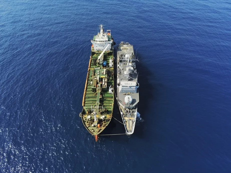 La frégate Germinal effectue un ravitaillement offshore
