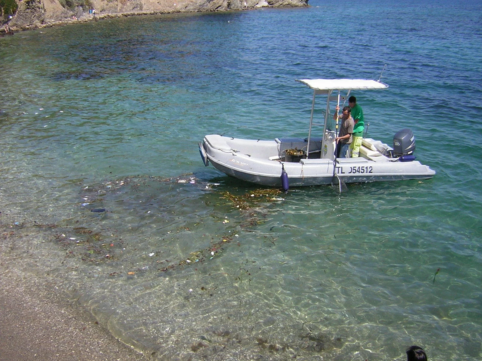 Le bateau de nettoyage de la mer