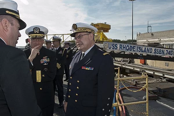 L'amiral Bernard Rogel est accueilli à bord du SNLE USS Rhode Island