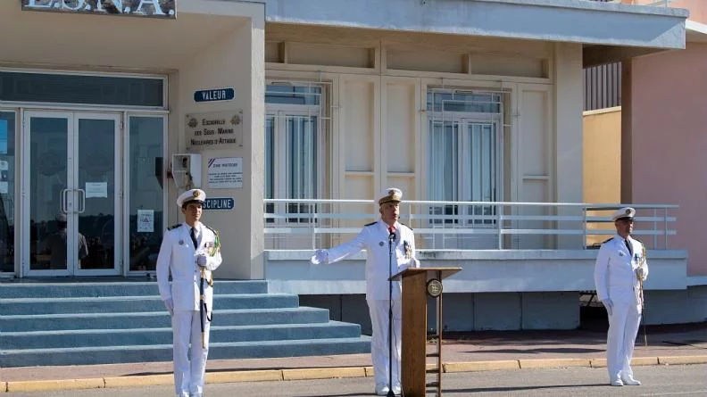 Le vice-amiral d’escadre Chaineau fait reconnaitre le capitaine de corvette Falhun comme commandant du SNA Rubis