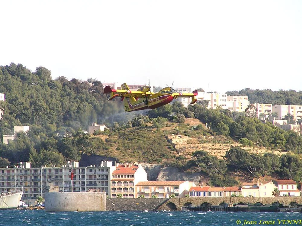 Les Canadairs interviennent au-dessus de Saint Mandrier