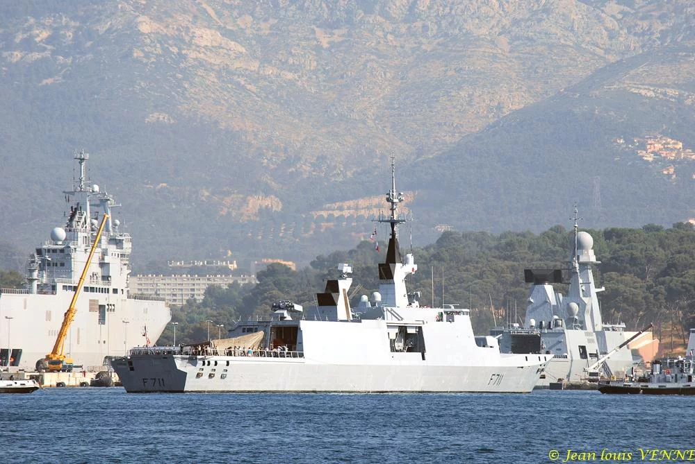 La frégate Surcouf appareille pour sa sortie des familles
