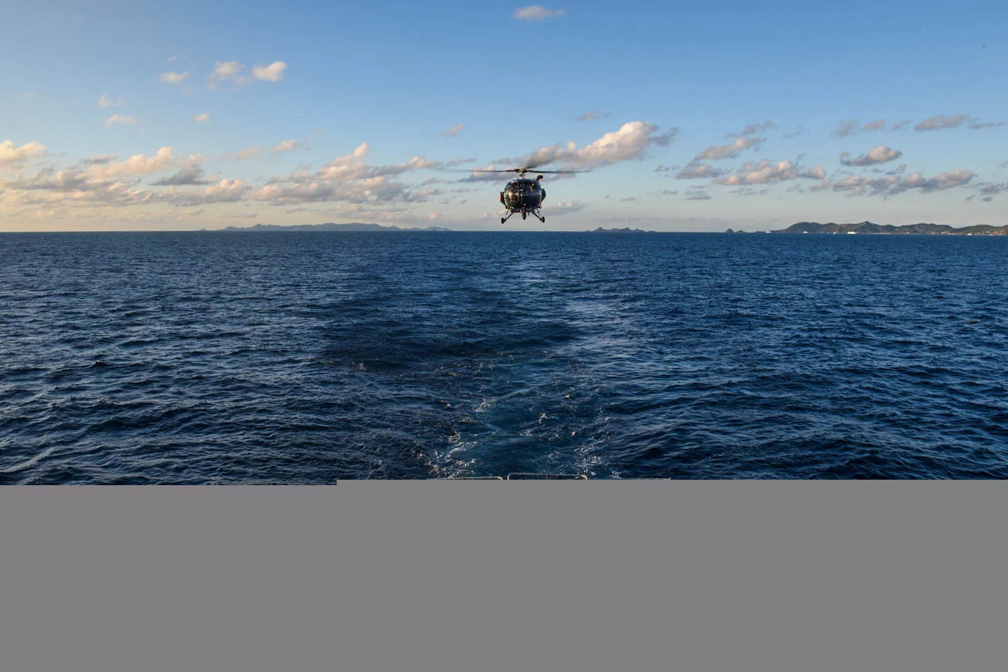 L'hélicoptère Alouette III se prépare à se poser sur le Dumont d'Urville