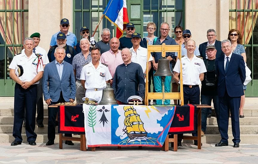 Les membres de l'amicale autour des 2 cloches