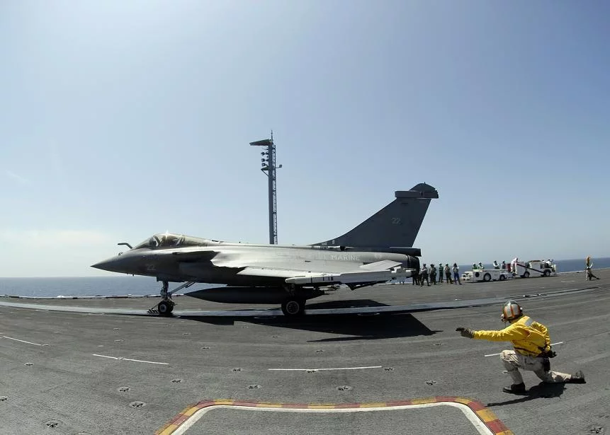 Un Rafale français décolle du Theodore Roosevelt
