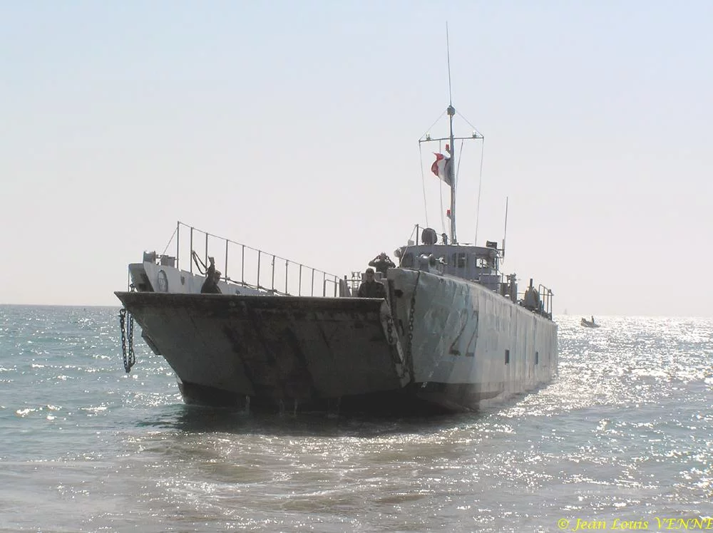 La flottille amphibie s'entraîne sur la plage des Sablettes