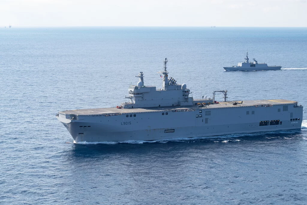 Le porte-hélicoptères Dixmude et la frégate La Fayette