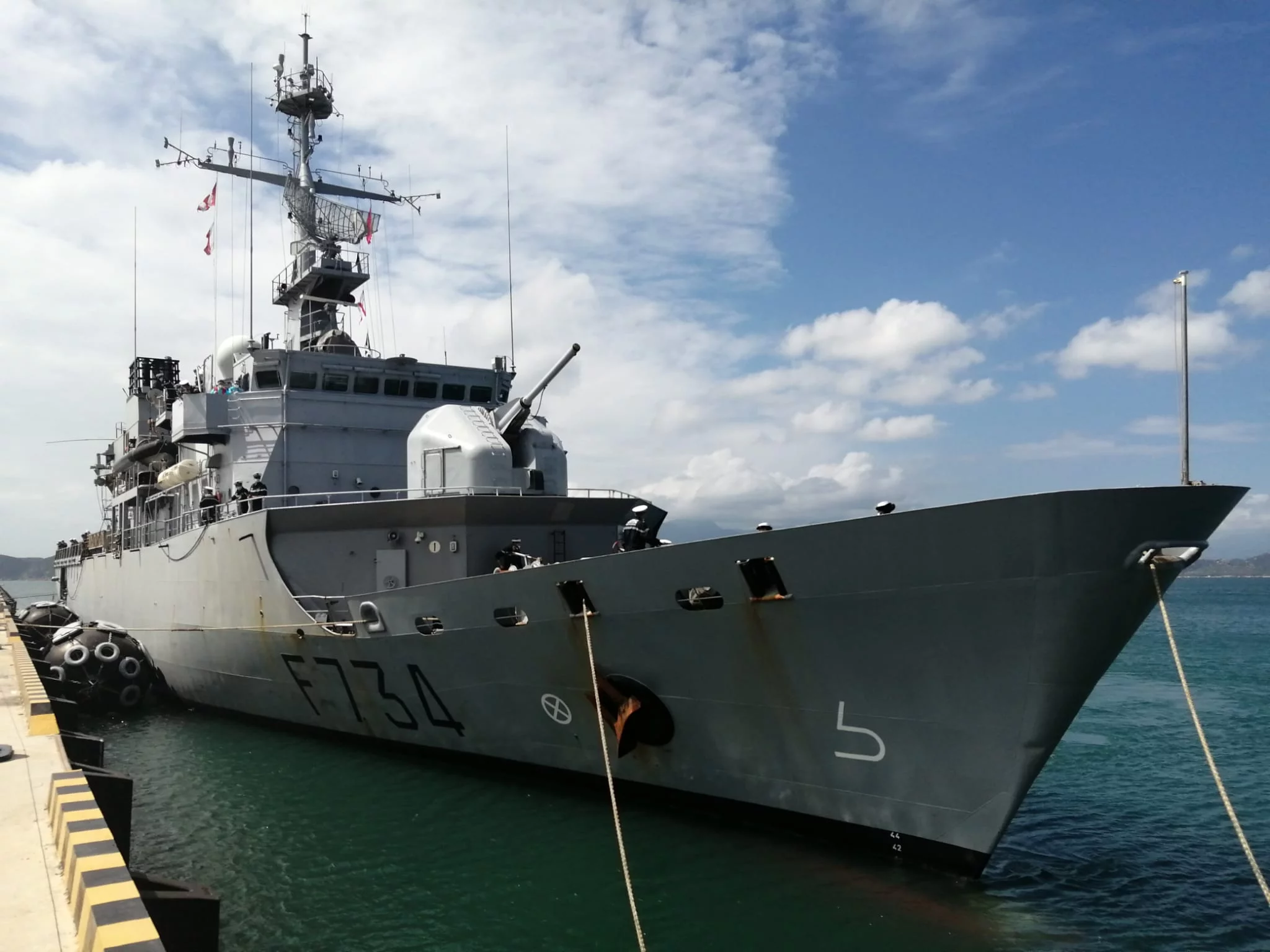 La frégate Vendémiaire dans le port de Cam Ranh