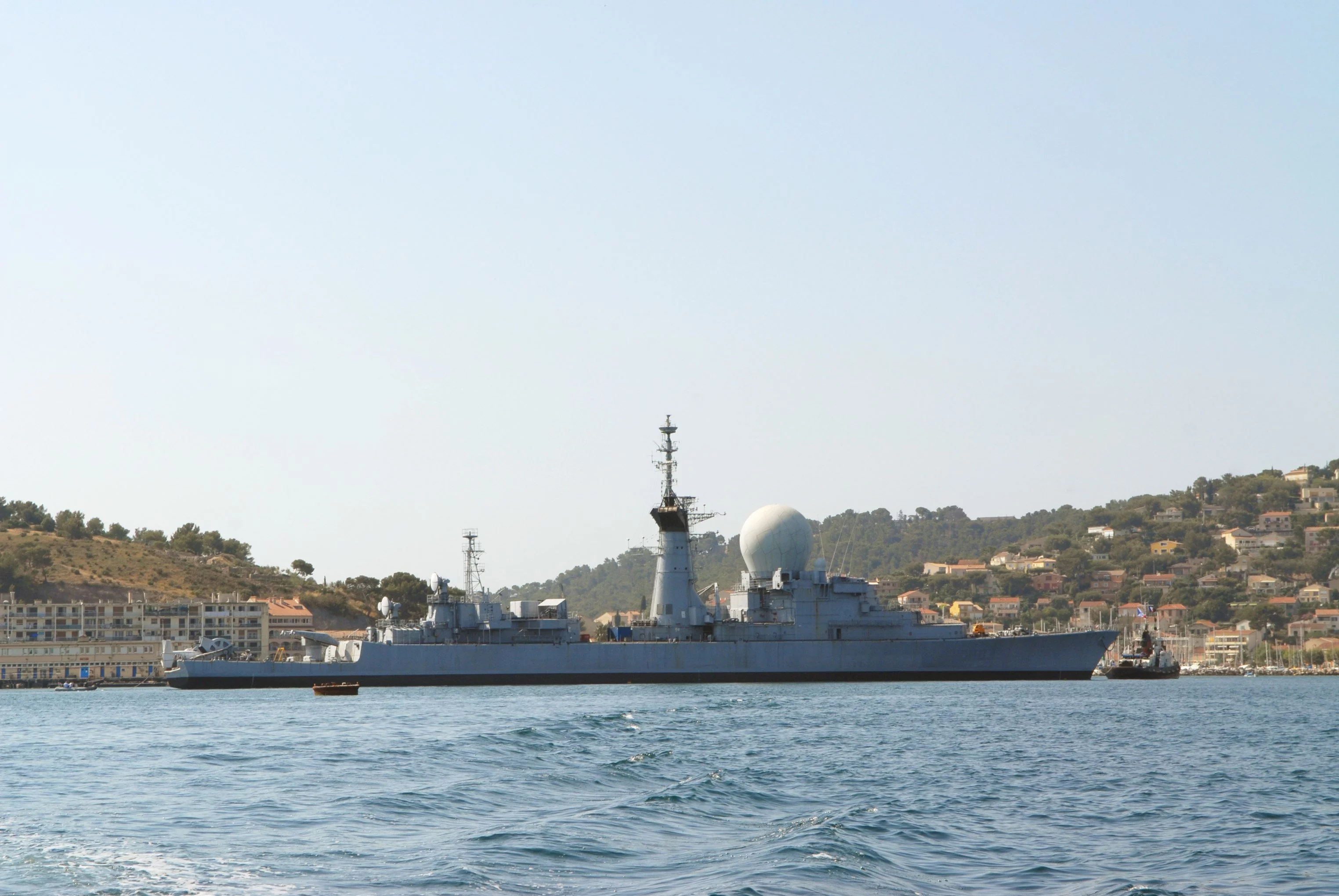 Mise en place de la coque de l’ex-Duquesne pour protéger St-Mandrier