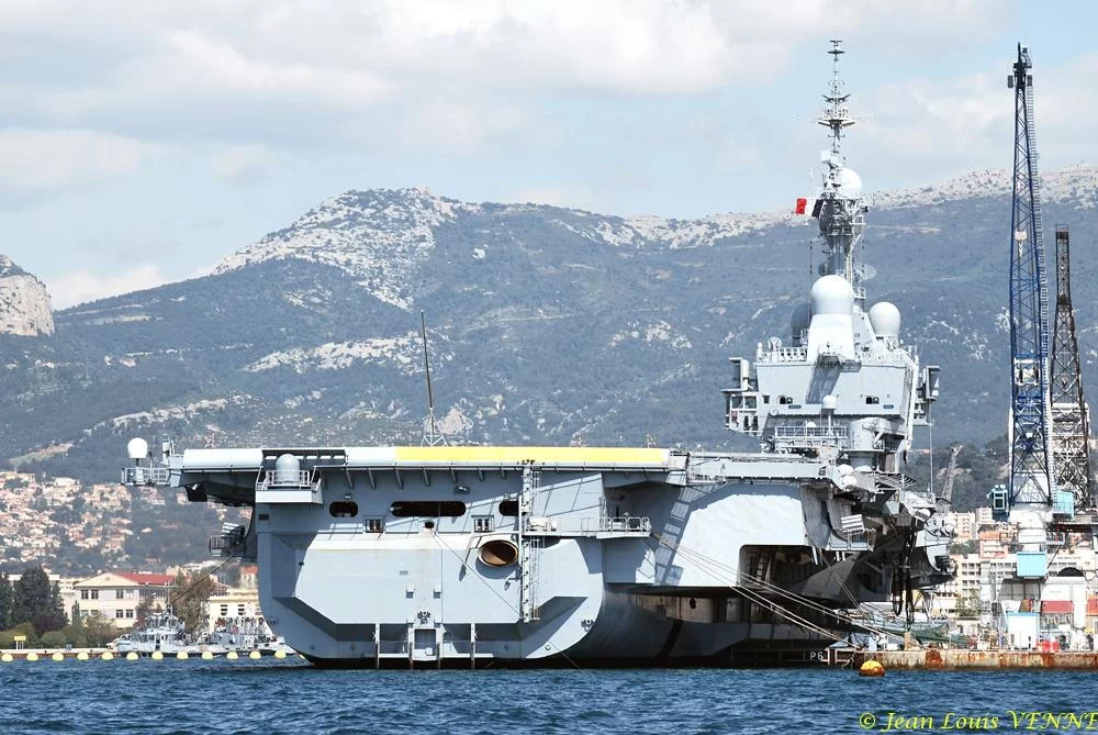 Le porte-avions Charles de Gaulle change de quai