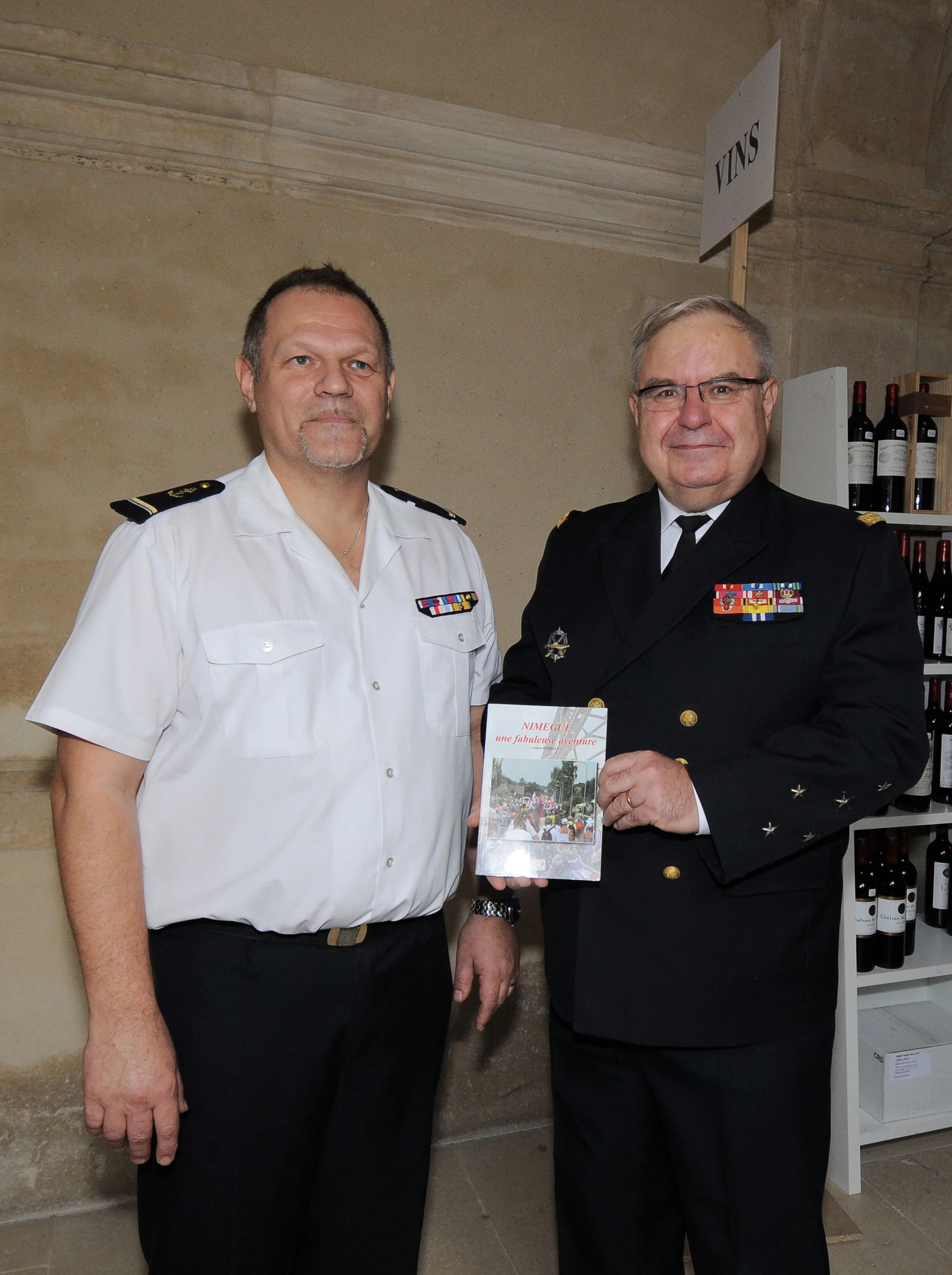 Le livre « Nimègue une fabuleuse aventure » présenté au chef d’état-major de la marine