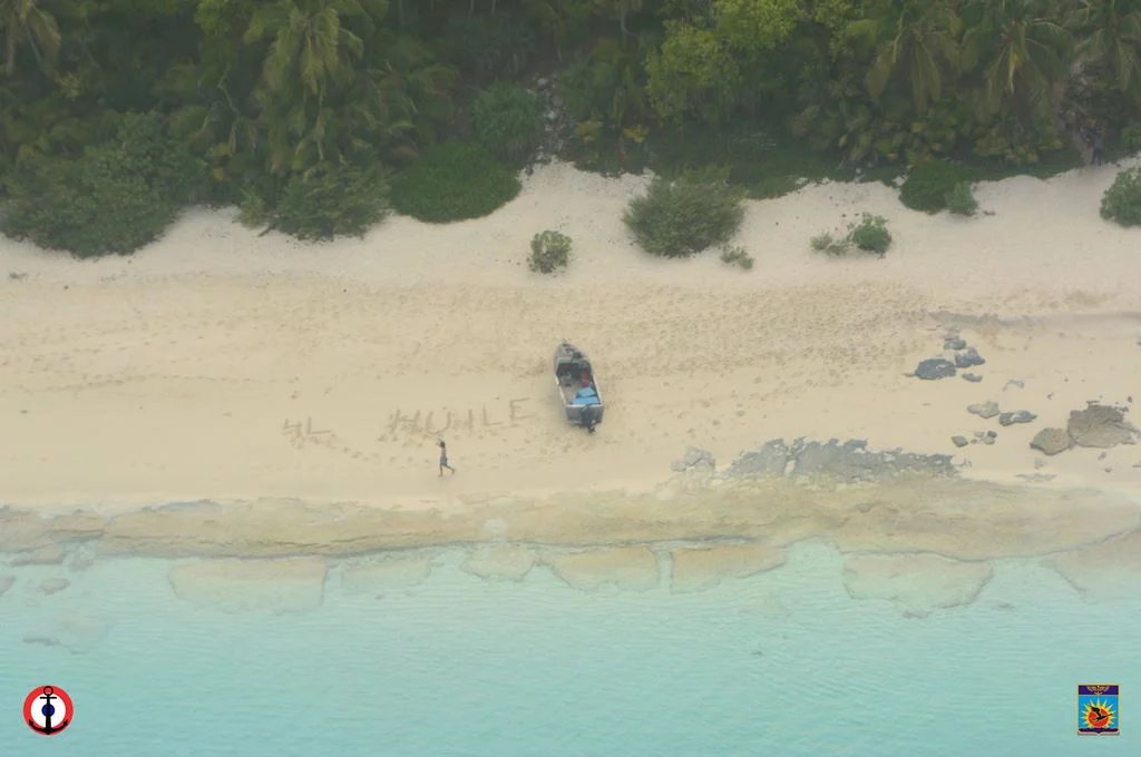 Appel au secours écrit sur le sable
