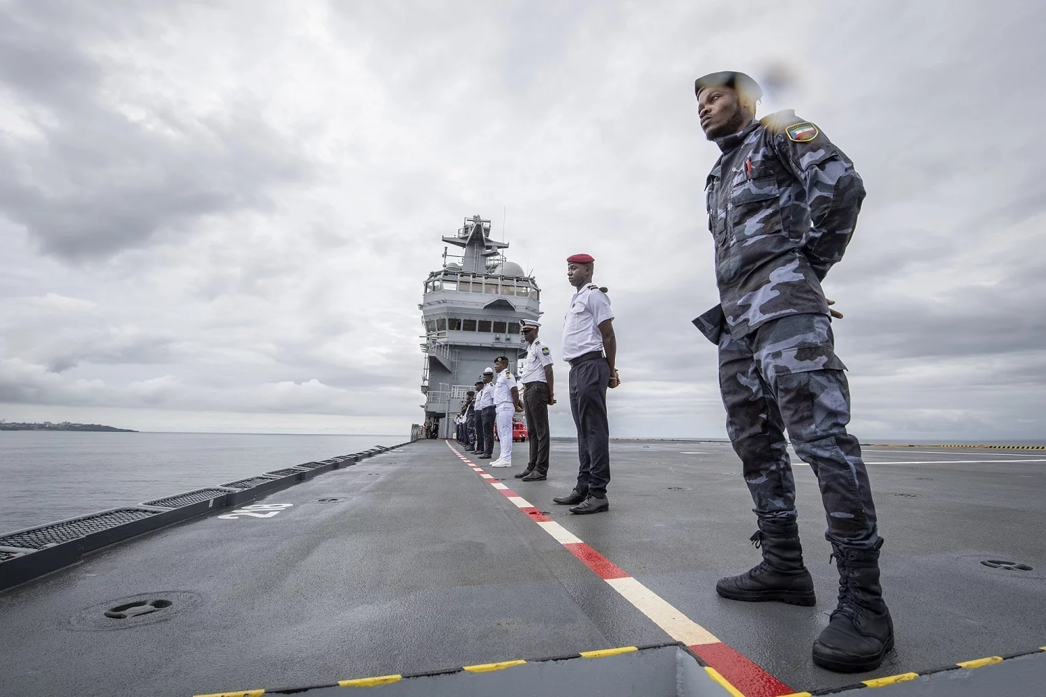 Des stagiaires de l’École nationale à vocation régionale à bord du BPC Mistral
