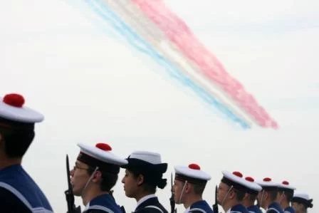 La patrouille de France survole le Primauguet