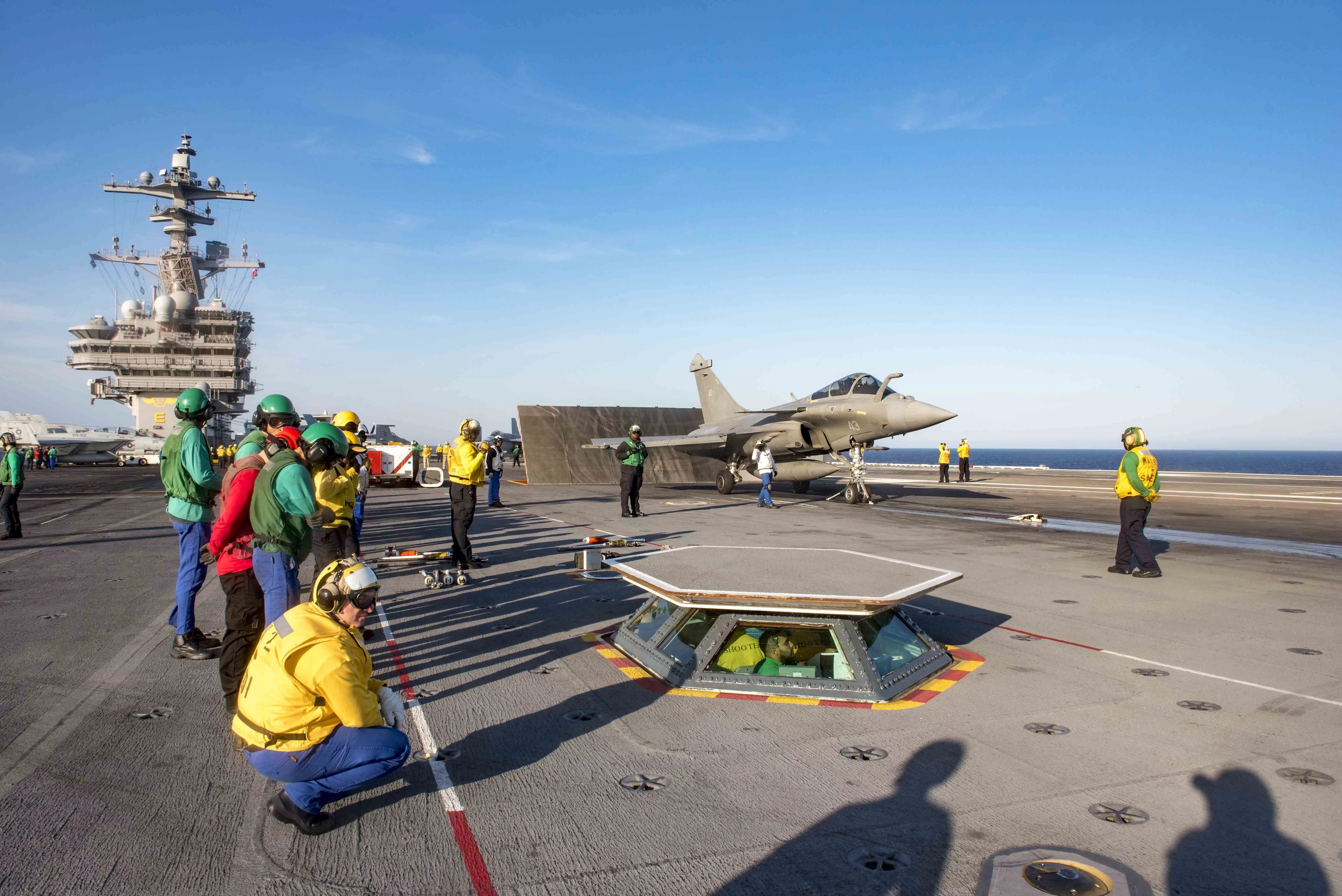 Un Rafale Marine se prépare à décoller du pont de l'USS George H.W. Bush