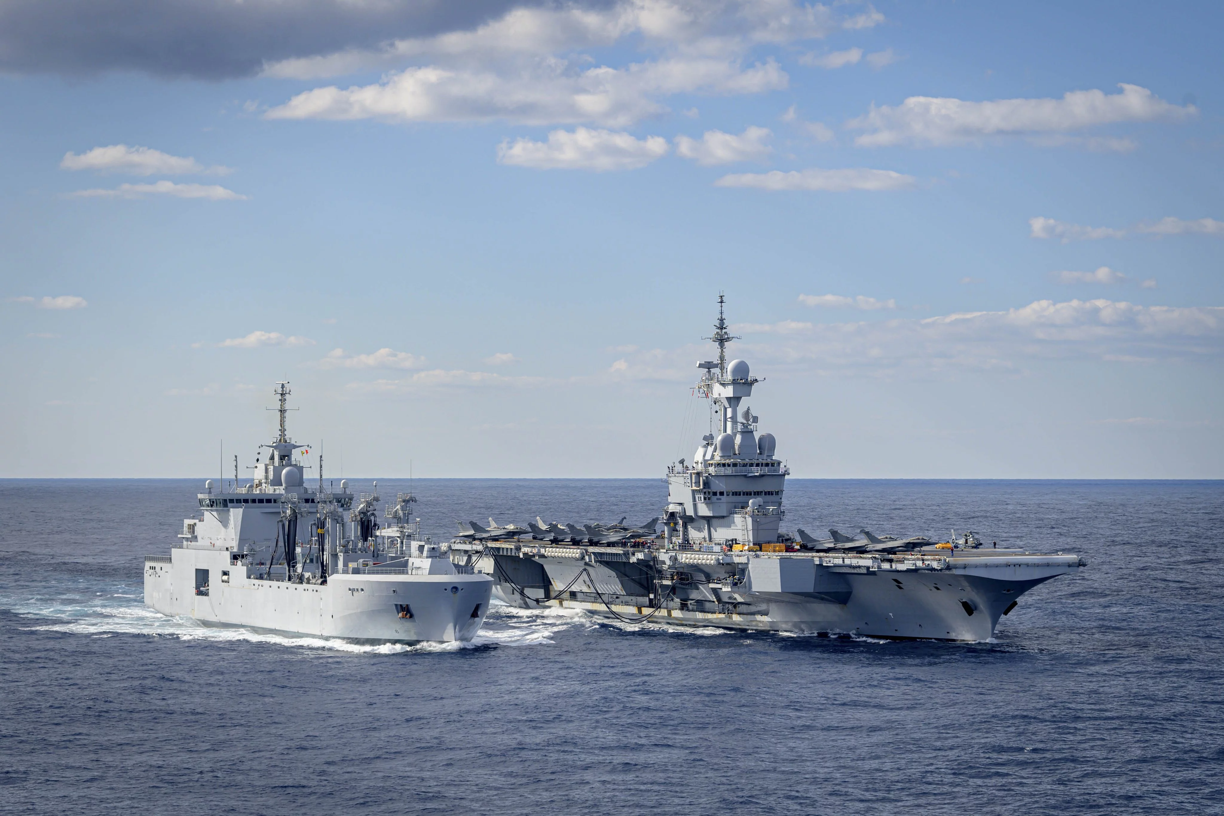 Le bâtiment ravitailleur de forces Jacques Chevallier ravitaille le porte-avions Charles de Gaulle