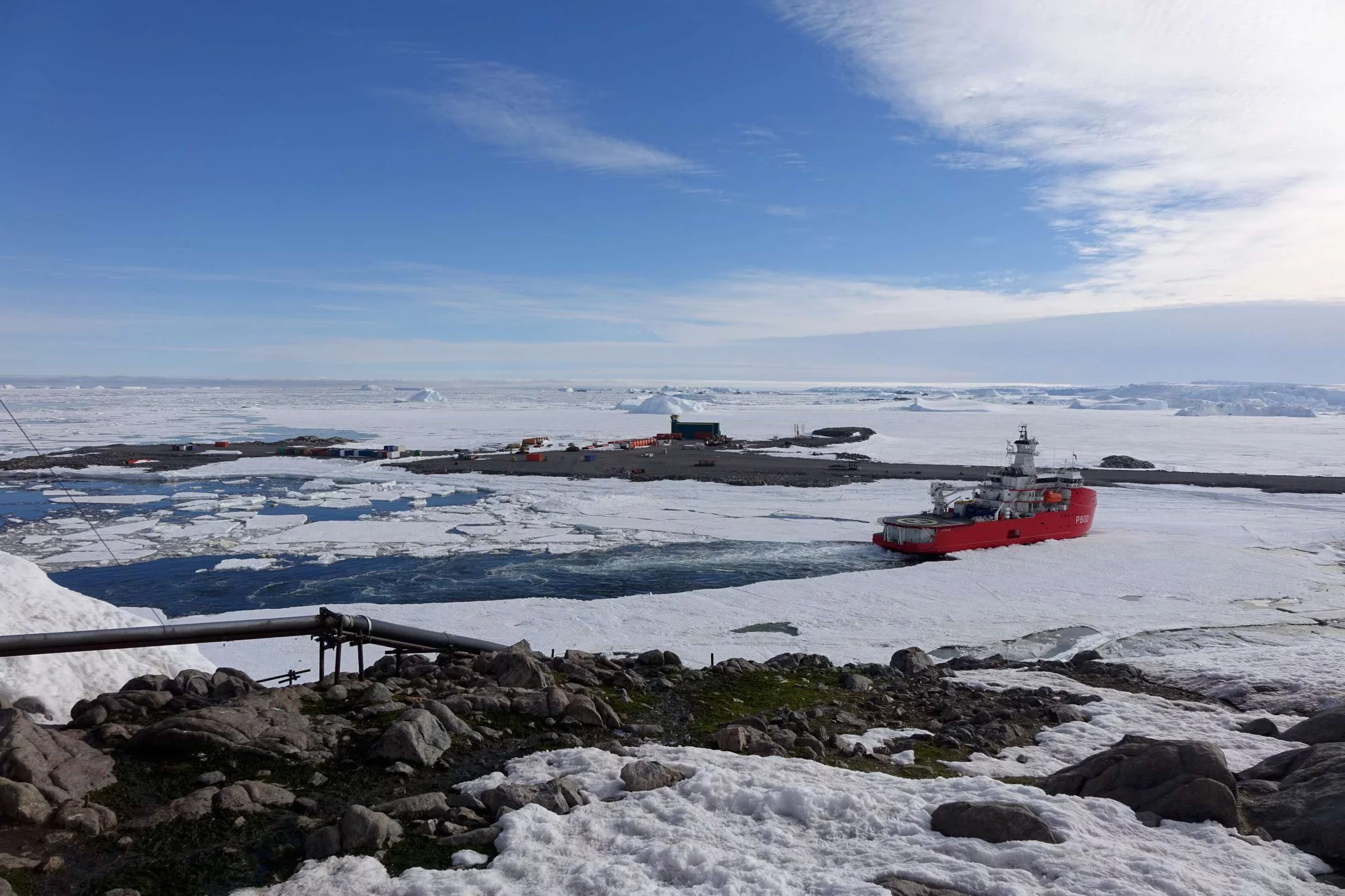 L’Astrolabe accoste pour la première fois à Dumont d’Urville, en Terre Adélie