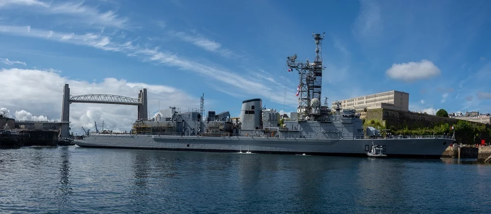La frégate Latouche-Tréville sort du bassin 3 en Penfeld