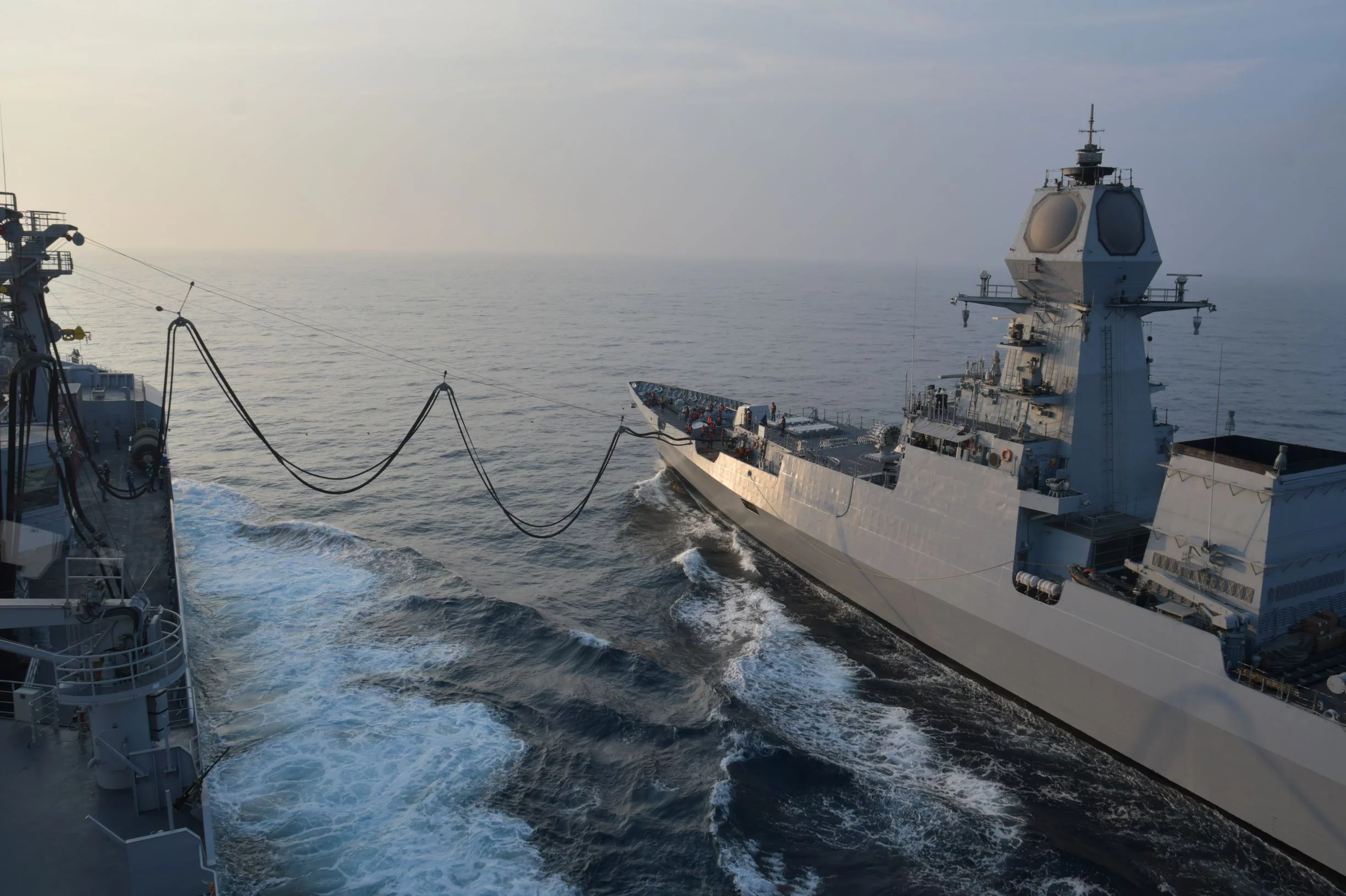 Le Jacques Chevallier ravitaille en mer la frégate indienne INS Mormugao