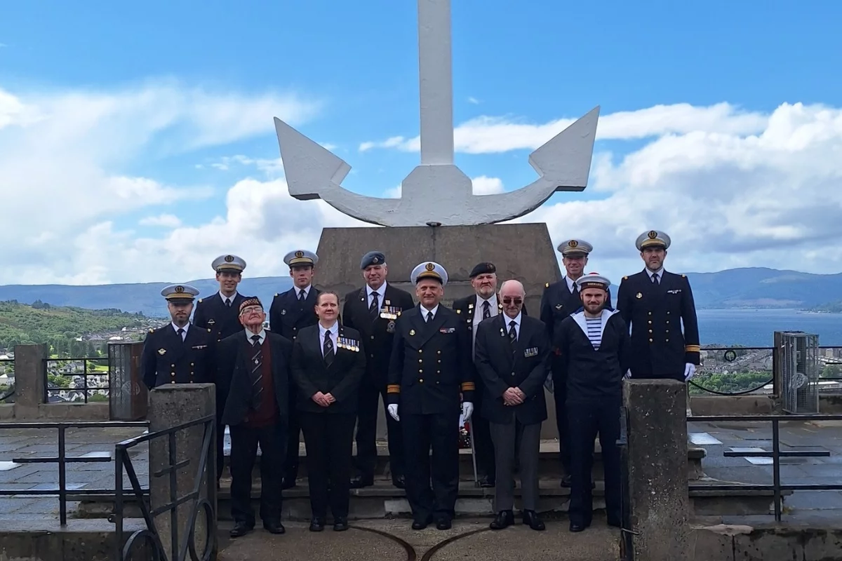 La délégation de la frégate Normandie devant le monument des FNFL de Lyle Hill