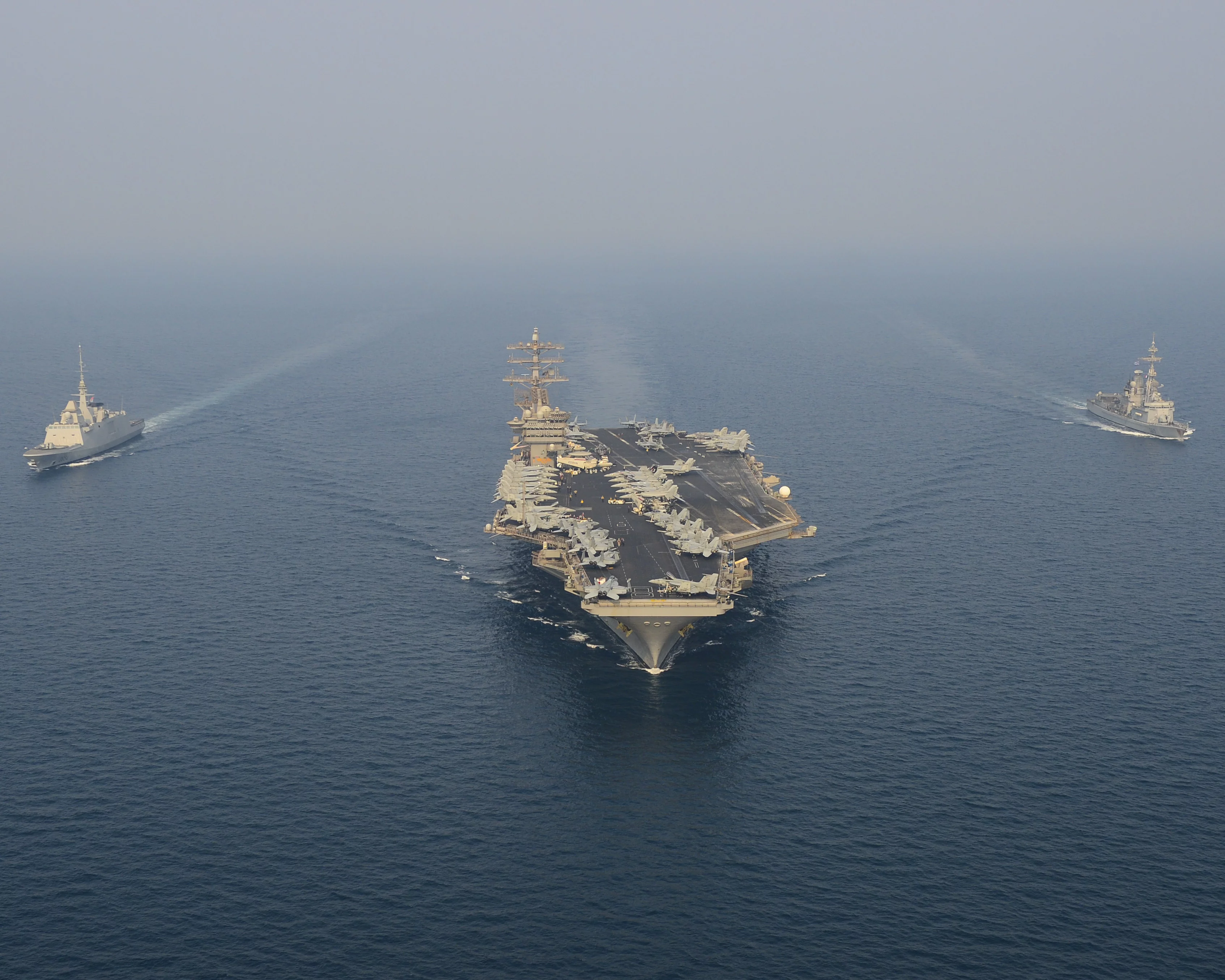 Le porte-avions américain USS Nimitz, la frégate de défense aérienne Jean Bart et la frégate Auvergne dans le golfe Arabo-Persique