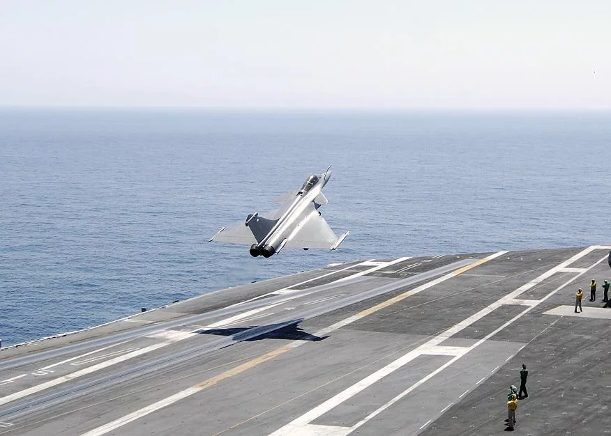 Un Rafale de la marine nationale décolle du porte-avions américain USS Harry S. Truman 