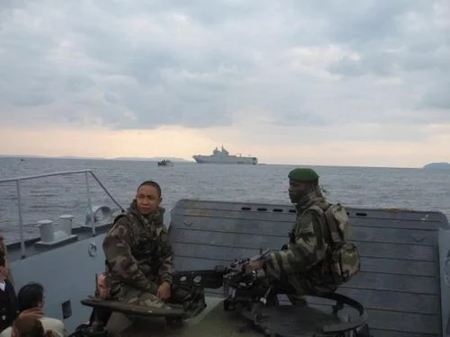 Approche du Mistral Ã  bord d'un engin de débarquement de la Légion Etrangère