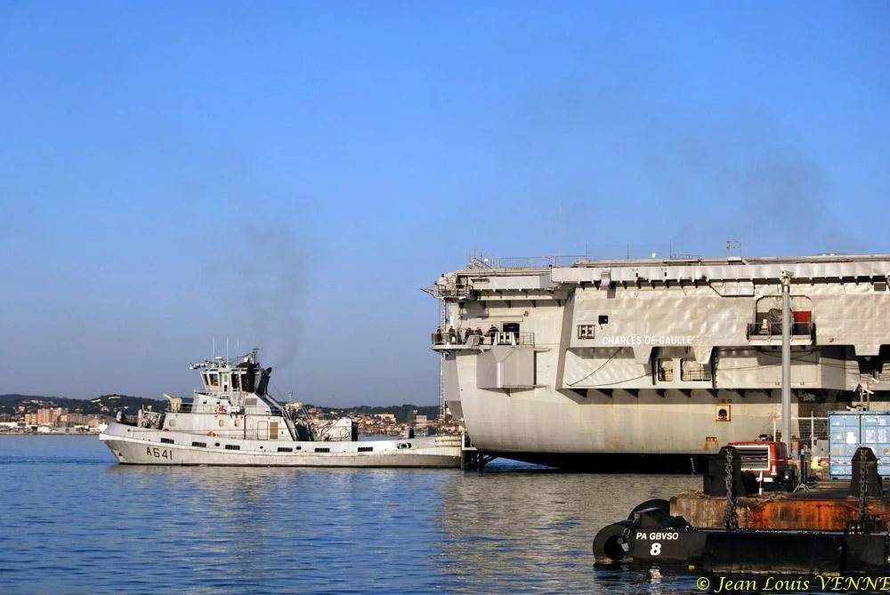Le Charles de Gaulle sort du bassin
